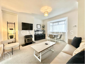 Stylish 3-Bedroom Garden Home, AC, Contractors and Families